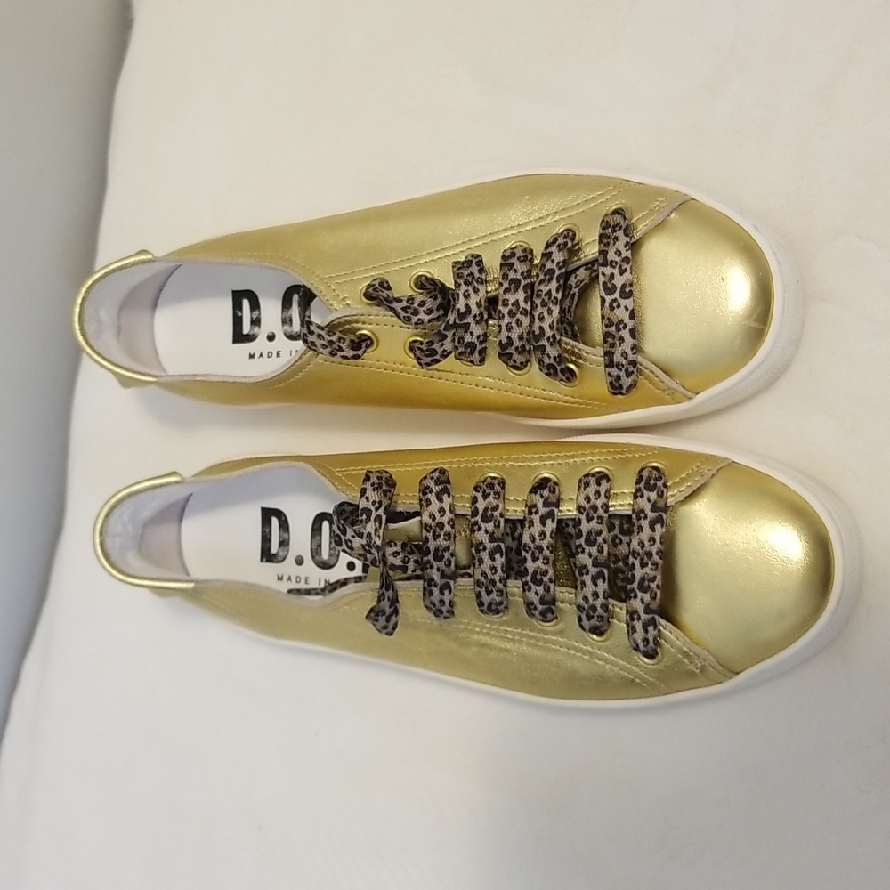 D.O.F made in Italy size European 37 seems to fit about a size 7 1/2 - 8